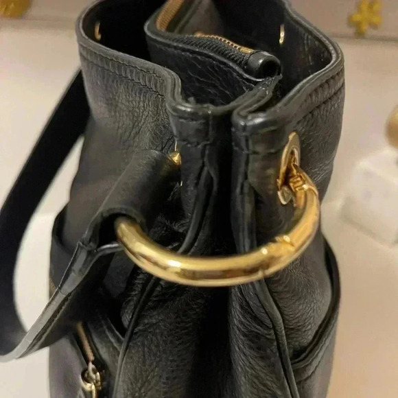 Michael Kors Black Leather Shoulder bag with Gold Hardware Zipper - Picture 16 of 16